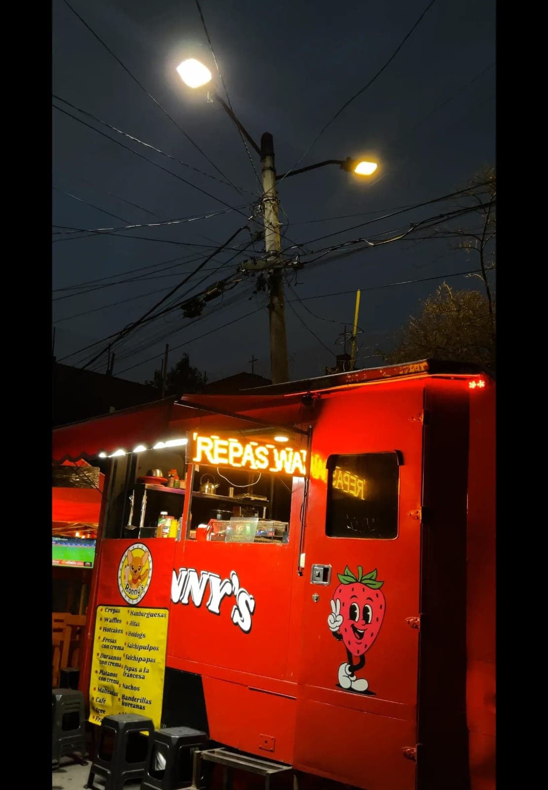 Foto real del food truck rojo de Ronny’s, con su logo y letrero de crepas